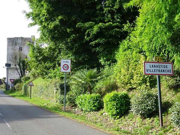 « On est sous le coup de l'effroi » : émotion à Labastide-Villefranche après un tragique accident de tracteur