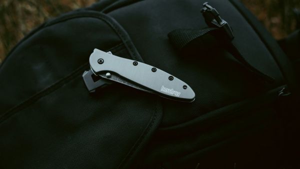 Désormais, "tout élève portant une arme" sera systématiquement traduit devant le conseil disciplinaire, selon un décret paru au Journal officiel