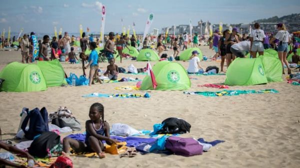 Vacances: la situation internationale fait chuter les réservations de voyages des Français
