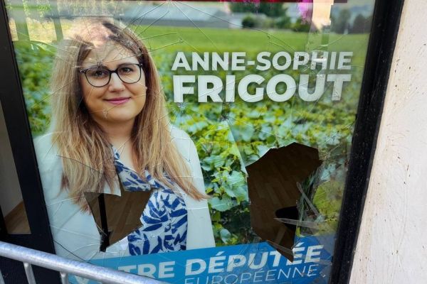 "Tentative d'intimidation politique signée par l'ultra-gauche" : la permanence de cette eurodéputée du Rassemblement national vandalisée