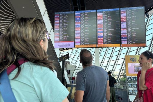 "On n'a pas le choix" : à l'aéroport Nice Côte d'Azur, des voyageurs déboussolés pendant la grève des aiguilleurs