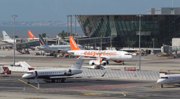 De nombreux retards, une quarantaine de vols déjà annulés... On fait le point sur la grève des contrôleurs aériens à l'aéroport de Nice