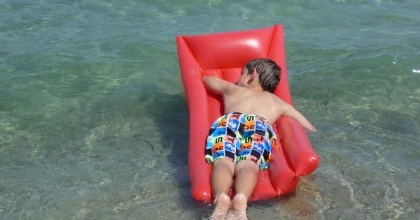 Un enfant de 5 ans dérive en mer, sa grand-mère se retrouve elle aussi naufragée en tentant de le récupérer