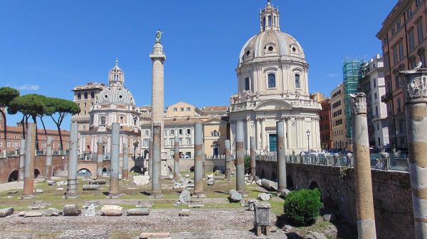 Découverte exceptionnelle d'un buste géant dans le forum de Trajan à Rome