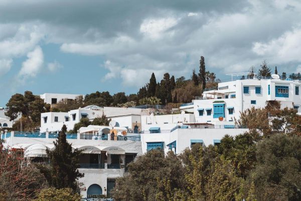 Menaces sur Sidi Bou Saïd : un plan d’urgence en préparation face aux glissements de terrain