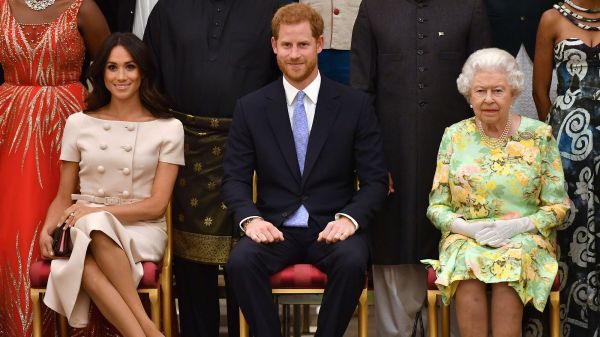 "Elle était consternée" : la reine Élisabeth ne faisait pas confiance à Meghan Markle ni à Harry, "épris et faible"
