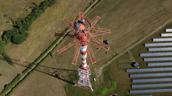 215 mètres haut: Il escalade une antenne de transmission de RTL