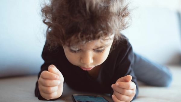 Interdiction des écrans pour les moins de 3 ans : que contient la loi qui entre en vigueur aujourd’hui ?