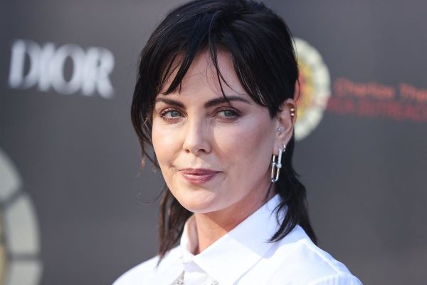 "Vraiment excitant” : Charlize Theron dit tout sur sa récente relation sexuelle avec un jeune homme de 26 ans