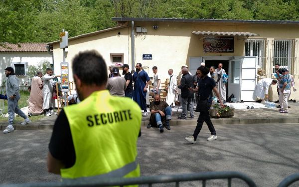Meurtre dans une mosquée : l'auteur des coups de couteau jugé irresponsable selon une première expertise
