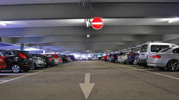 "Les parkings sont dans un état lamentable" : alors que l'affluence des soldes bat son plein, le parking d'un centre commercial s'effondre