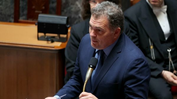 Le ministre des Transports assure que la grève des contrôleurs aériens fait perdre "des millions d'euros" aux compagnies