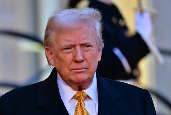 Donald Trump insulte Joe Biden et on imagine mal Emmanuel Macron en faire de même avec François Hollande