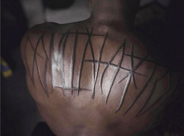 Deandre Ayton a un tatouage « DOMINAYTON » dans le dos  ‍♂️