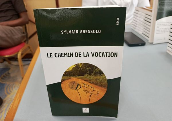 Littérature : «Le chemin de la vocation» de Sylvain Abessolo ou la radioscopie de l’univers médiatique gabonais