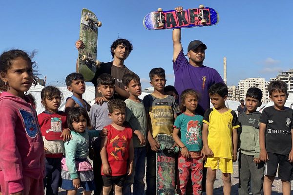 Le skate parmi les décombres : des bénévoles redonnent de la joie aux enfants de Gaza 