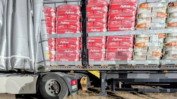 Var: les douaniers découvrent 127 kg de cocaïne dans un chargement de croquettes pour chiens