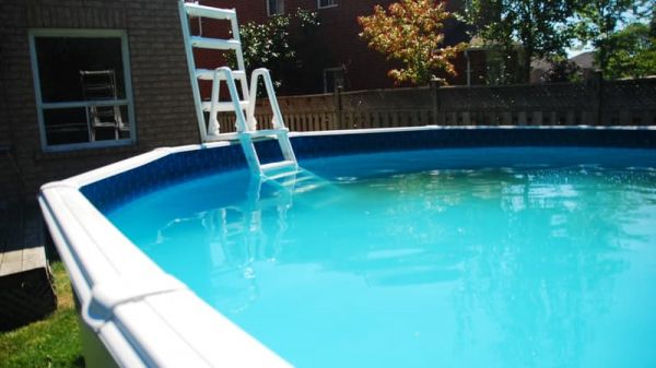 Si vous avez une piscine, ces 5 conseils vont vous permettre de faire des économies d'eau