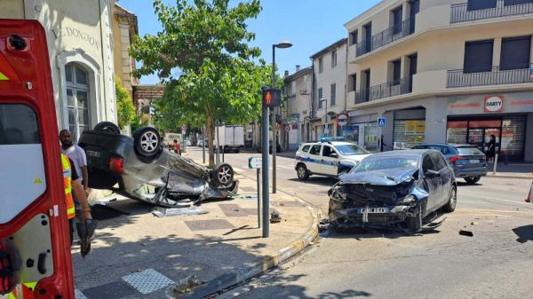 Deux blessés légers dans un accident spectaculaire en centre-ville de Carpentras