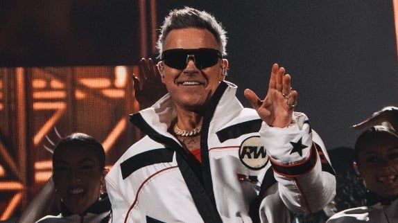 Robbie Williams est-il le "roi du divertissement" ? On a vu son concert délirant à Paris !