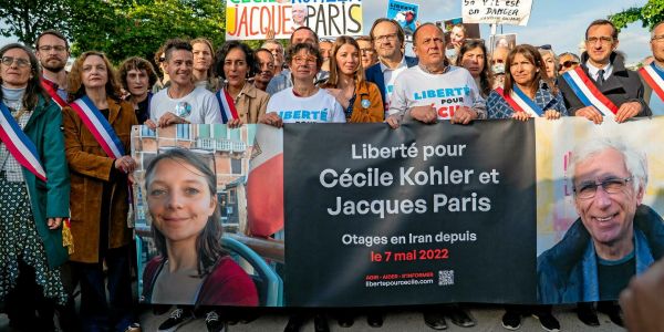 « En Iran, Cécile et Jacques sont coincés entre la peur des bombardements et le risque d'une condamnation à mort »