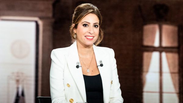 Léa Salamé pensait vivre une histoire discrète avec Raphaël Glucksmann : le jour où sa vie privée a explosé