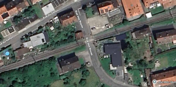 Frayeur à Saint-Imier: Un train percute une voiture sur un passage à niveau