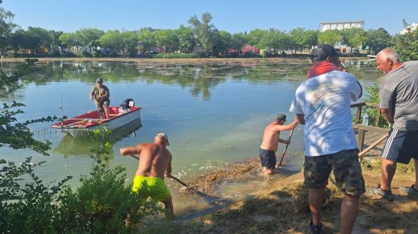 Pêche à la carpe : les bénévoles de l'Appat à Miramas mobilisés pour nettoyer le plan d'eau de Saint Suspi