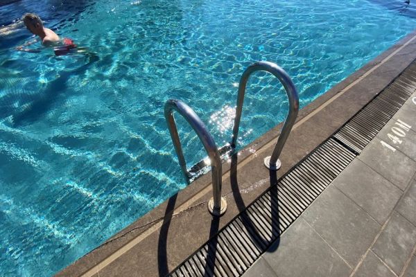 Surfréquentation, incivilités... Une piscine suisse ferme ses portes aux "non-indigènes", dont les Français de passage pour se rafraîchir