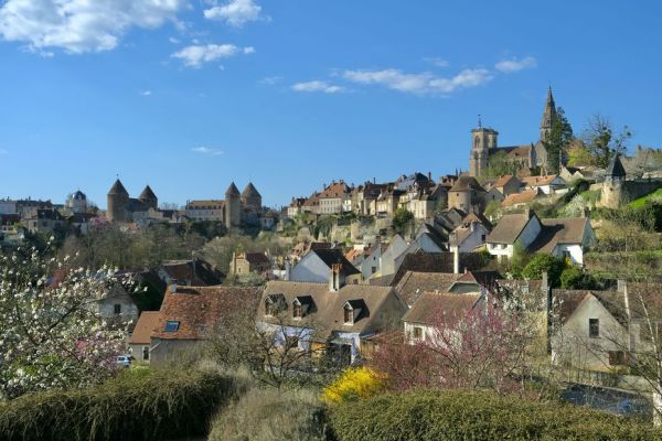 Semur-en-Auxois, 3e du concours du village préféré des Français : "c'est déjà une belle place"