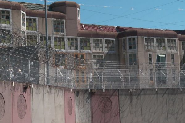 Un détenu malvoyant meurt dans l'incendie de sa cellule de prison, sa fille envisage de porter plainte