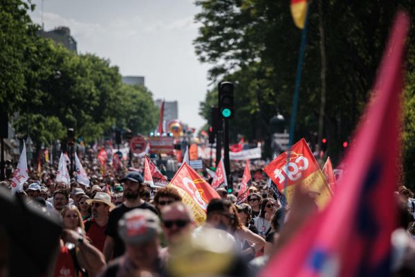 1er mai : le Sénat autorise le travail des salariés des commerces de proximité et détruit un acquis social