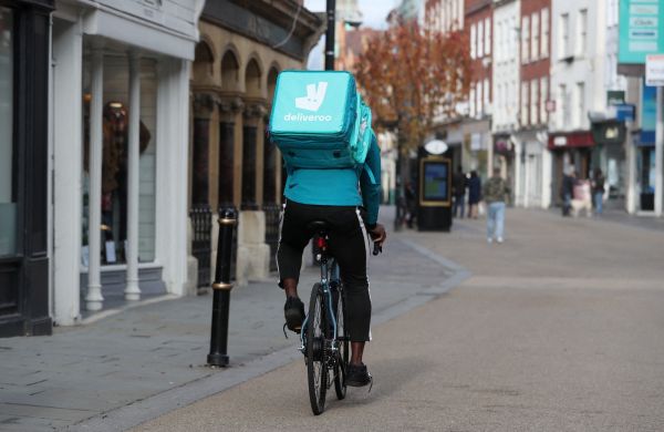 « Travail dissimulé » chez Deliveroo : après des années de lutte, les livreurs enchaînent les victoires judiciaires