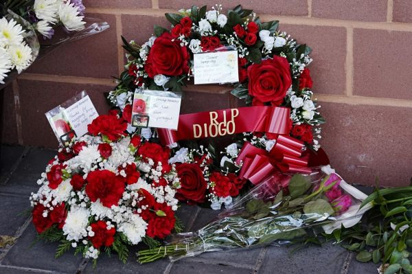 Des fleurs pour Diogo Jota devant Anfield (Liverpool) et le Molineux Stadium à Wolverhampton