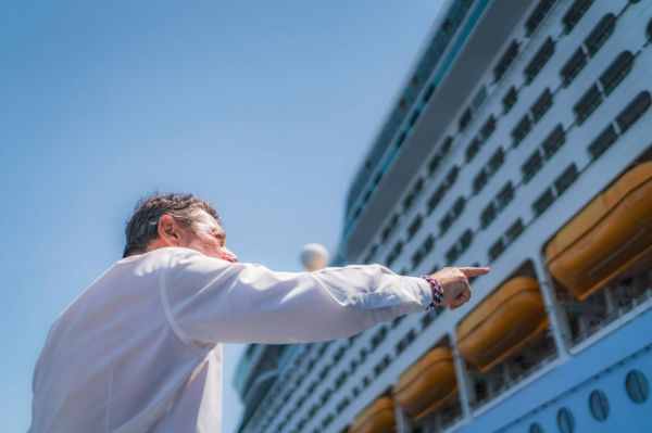 "Comme le capitaine Watson, je pars à l'abordage": Christian Estrosi tente d'éloigner un ferry de la rade de Villefranche-sur-Mer