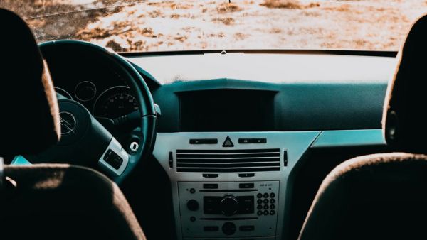 Elle "conduisait" pieds nus : une automobiliste de 32 ans laisse le volant à une enfant de moins de 10 ans en pleine nuit et sous la pluie
