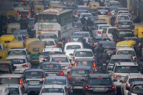 « Des bagarres et des disputes » : les propriétaires de vieilles voitures en colère à New Delhi face l'interdiction de faire le plein