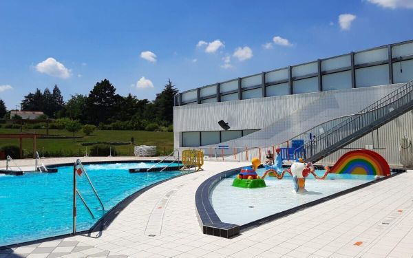 Mornant : trente jeunes bannis de la piscine après des incidents