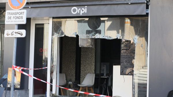 La vitrine d'une agence Orpi incendiée à Golfe-Juan, moins d'une semaine après des faits similaires à Marseille