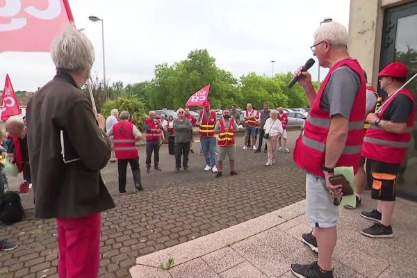 Rassemblement de soutien à un journaliste d'une télévision locale : "tout ce qui peut me pourrir la vie au quotidien est fait"
