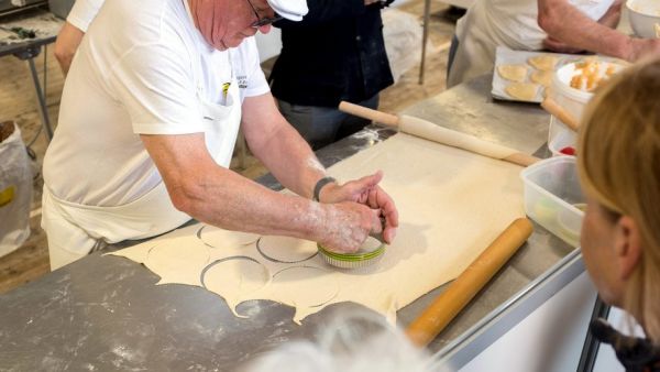 Travailler le 1er-Mai : une loi facilitant l'ouverture des boulangeries et fleuristes adoptée par le Sénat