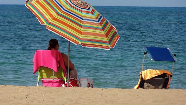 Cauchemar à la plage : une mère de famille et des enfants emportés par une bien étrange vague