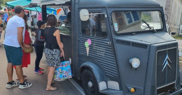Vosges. Au bord des routes des Hautes-Vosges, le Vosgien givré apporte ses glaces dans les villages
