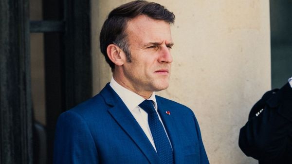 "Ce n'est pas une bonne idée de dire 'faut arrêter le renouvelable" : Macron répond à Retailleau