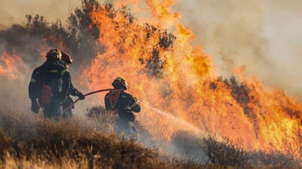 Grèce: "5.000 personnes évacuées", majoritairement des touristes, en raison d'un incendie en Crète