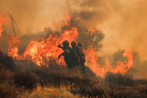 Grèce : plus de 5 000 personnes évacuées face aux incendies