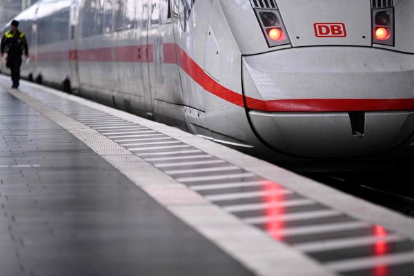 Allemagne : un homme attaque et blesse quatre passagers d'un train à la hache