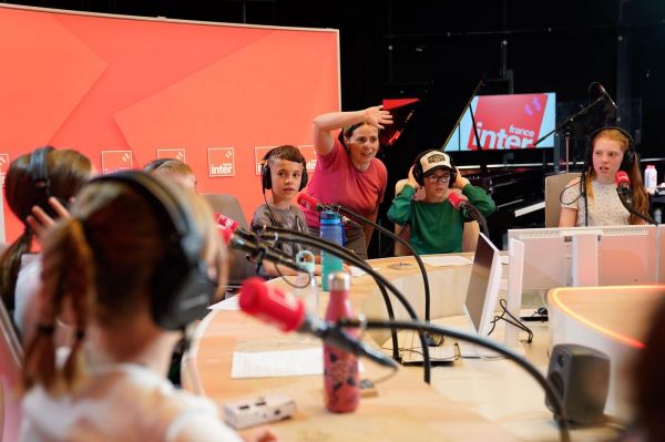 Média : sur France Inter, des élèves de CM2 s'emparent du micro pour réaliser leur podcast