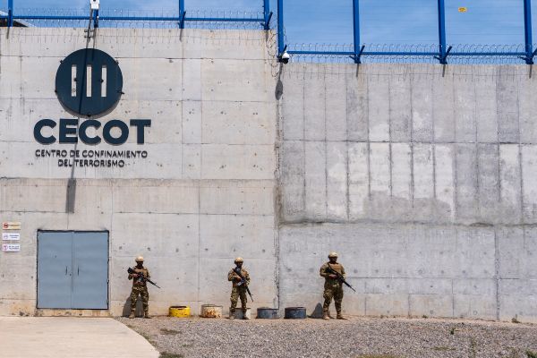 Etats-Unis: un migrant expulsé par erreur vers le Salvador dit y avoir été torturé