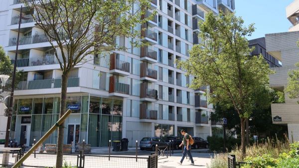 « Imaginez qu'un enfant joue avec » : à Paris, une soixantaine d'armes découvertes dans un local à vélos du XIIIe